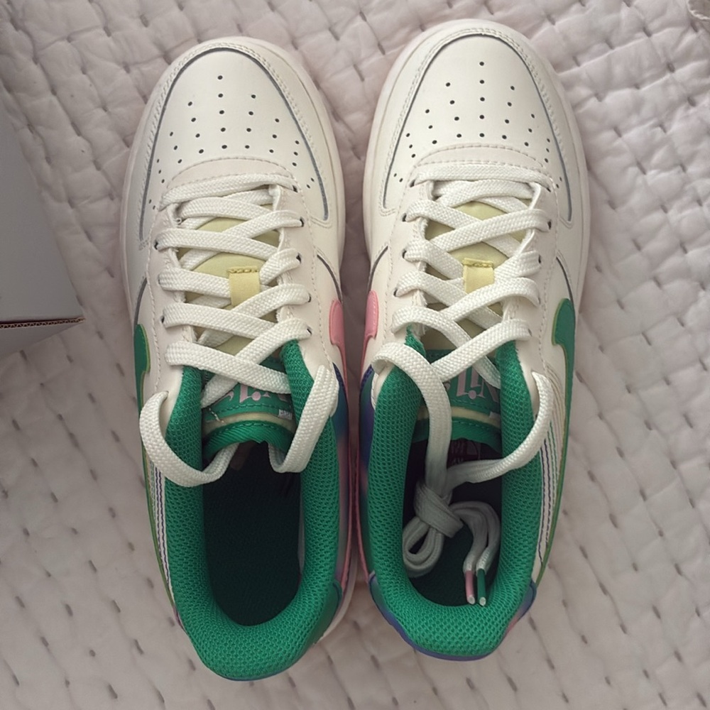 NEW ! Nike AIR FORCE 1 LV8 3 Big Kids’ Shoes Sz 4 Y  White/Green/Pink - Picture 5 of 6